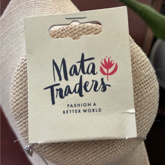 NWT Mata Traders Open Arrow Silver Hammered V Necklace - Picture 2 of 2